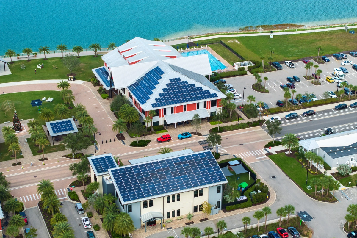 how long do solar panels last in Florida: Commercial buildings with solar panels