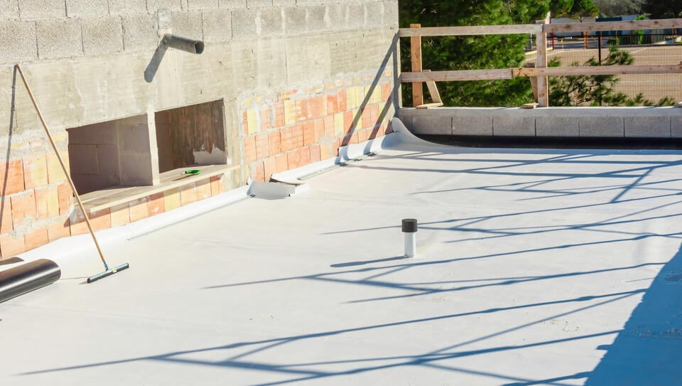 pvc roofing-commercial roof getting pvc roofing installed